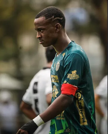Marvin Ávila con la camisola de Antigua.
