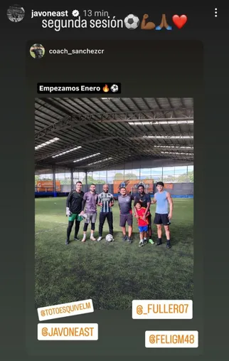Javon East posando junto a su nuevo equipo. (Instagram)