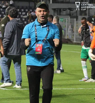 Javier López ya sabe lo que es celebrar en el Ricardo Saprissa Aymá. (