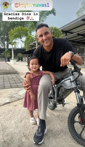 Keylor Navas con la hija de Kliver Gómez