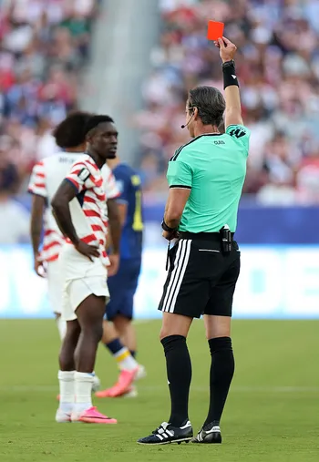 Increíblemente, la roja a Balogun no se tradujo en la suspensión del delantero norteamericano (Getty Images).