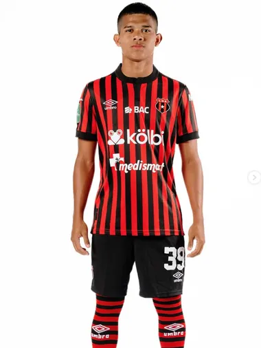 Raheen Cuello con la vestimenta de Alajuelense.