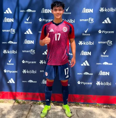 Brayan Calderon, posando con el uniforme de La Sele. (