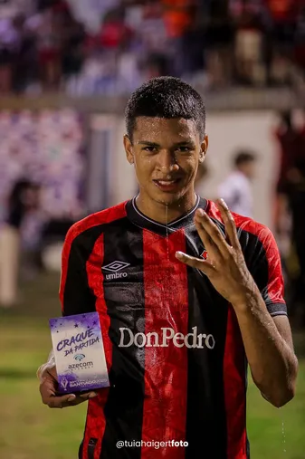 Aguilar siendo premiado con el MVP de los cuartos de final de la Coa Santiago (@tuiahaigerfoto).