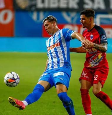 Carlos Mora se lesionó en la derrota de su equipo (U. Craiova).