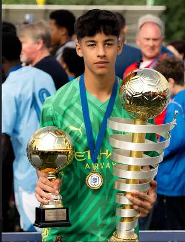 Lucas Alvarado posa con los premios que recibió.