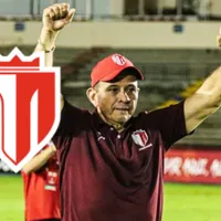 Otoniel Olivas levanta los brazos.