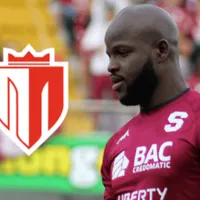 Javon East con la camisa de Saprissa.