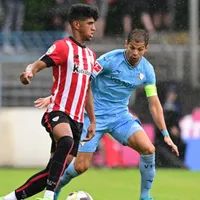 Cristian Gamboa luce la banda de capitán de su equipo en Alemania