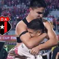 "Mi cabezón, estamos juntos...": Santiago Van der Putten recibe el abrazo más sentido de los referentes de Alajuelense tras confirmarse su lesión