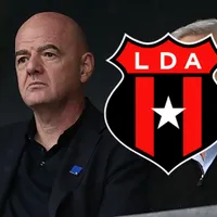 Gianni Infantino y el escudo de Alajuelense.