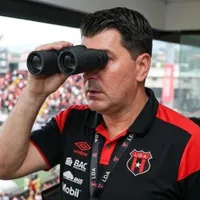 Rescalvo iría por un ecuatoriano.