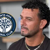 Michael Barrantes y el escudo de Santa Ana FC.