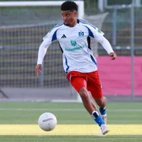 Leonardo Posadas, hondureño del Hamburgo, es sorprendido por Reinaldo Rueda