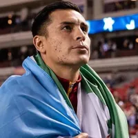 Rubio Rubín se pone la bandera de Guatemala antes de jugar con el Real Salt Lake