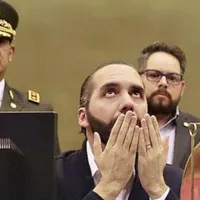 Medio inglés: "Nayib Bukele va en curso de ser el primer dictador millennial"