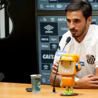 Bryan Ruiz llega y se queda sin técnico en Santos