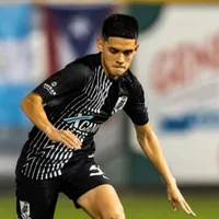 Juvenil salvadoreño firma contrato profesional en Estados Unidos
