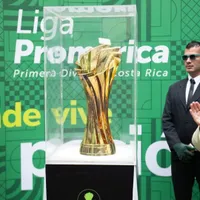 Vicky Ross presenta el premio que obtendrá el campeón del Apertura.