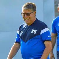 Bolillo Gómez en un entrenamiento de El Salvador.