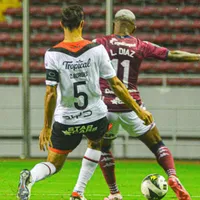 Alajuelense y Saprissa se siguen sacando chispas fuera del campo.