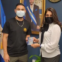 Alex Roldán recibe su pasaporte salvadoreño