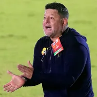 Jafet Soto muy molesto con uno de sus jugadores.