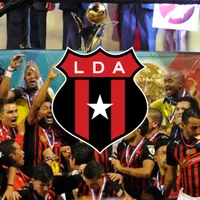Alajuelense festeja su título nacional en 2013.