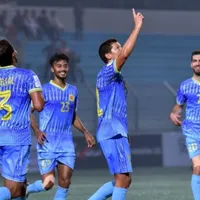 Daniel Colindres levantó segundo trofeo en Bangladesh y es ídolo