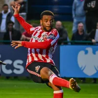 Jewison Bennette anotó por duplicado en Inglaterra.