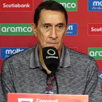 Alexandre Guimarães es criticado por la banca a un futbolista.
