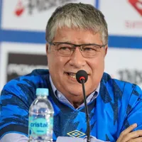 el salvador-bolillo gomez en conferencia