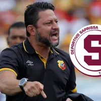 Jafet Soto enérgico reclamando como entrenador de Herediano.
