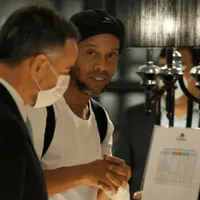 Lleno de lujos: así vive Ronaldinho en un hotel después de salir de la cárcel