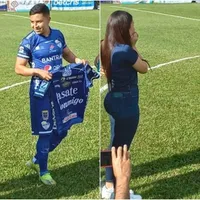 Jugador en Guatemala hace propuesta de matrimonio en el campo