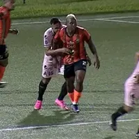Futbolista de Alianza propina mordida a uno de Águila en el futbol de El Salvador (VIDEO)