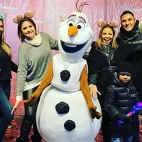 Reencuentro mágico de Keylor Navas y Óscar Duarte en Disneyland París