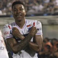 Clarke debutó en Paraguay con un gol increíble