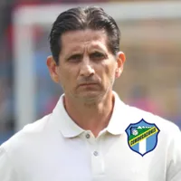Ronald González en Comunicaciones.