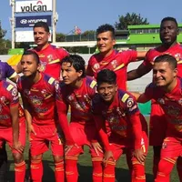 Dos futbolistas de la liga de Guatemala venden pizzas para sobrevivir