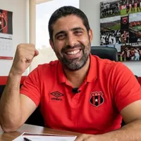 Carlos Vela festeja avance para Alajuelense.