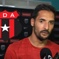 Celso Borges en zona mixta hablando con la prensa.