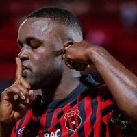Joel Campbell es apoyado or un referente.