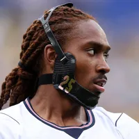 Por qué Djed Spence, el número 25 de Inglaterra, usa una máscara vs. Noruega en el Mundial 2026