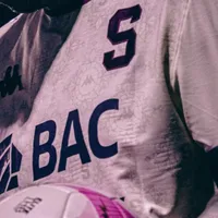 Fuerte cruce entre dos ex Saprissa. (Foto: Saprissa)