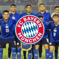 Escudo de Bayern Múnich y la Selección de El Salvador de fondo.