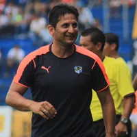 Ronald González sonríe con la camisa de Comunicaciones puesta.