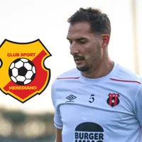 Celso Borges con la camisa de Alajuelense.