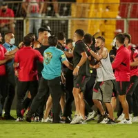 Bronca entre aficionados y jugadores de Alajuelense [VIDEO]