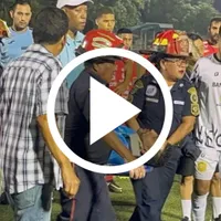 Angustia y dramatismo en Guatemala: futbolista tico queda inconsciente tras un pelotazo y debe ser hospitalizado.